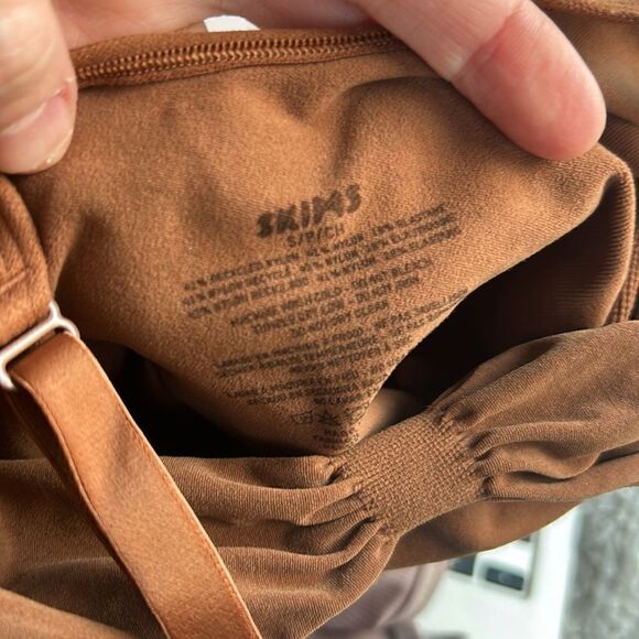 SKIMS Everyday Sculpt Bodysuit - Picture 7 of 7